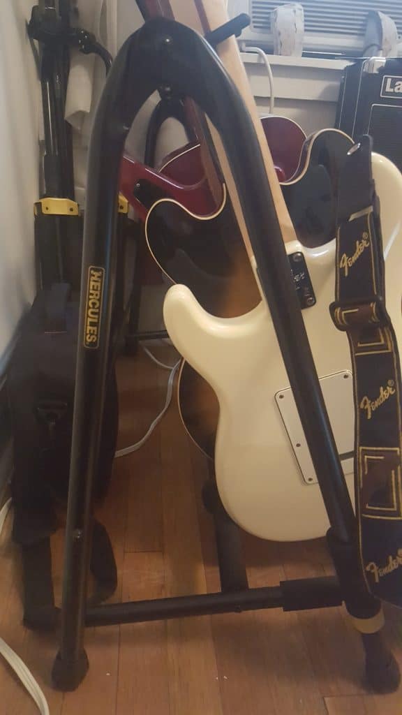 Review: Hercules GS525B 5-Piece Guitar Rack - why would anybody need this? 4