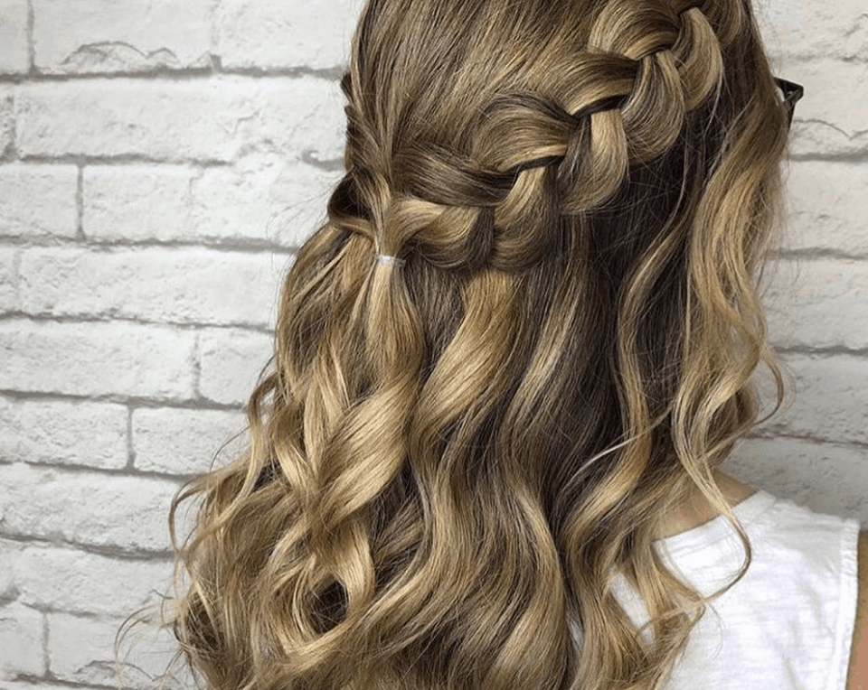 Bumble and Bumble Surf Spray Model, polished look